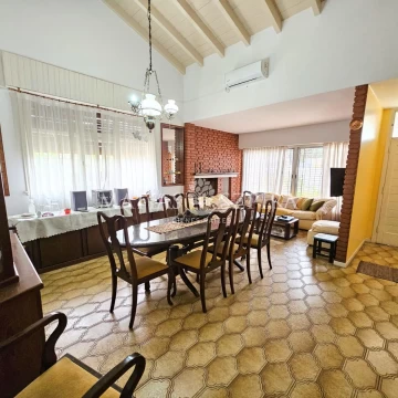 VENTA CASA 5 AMBIENTES CASTELAR SUR