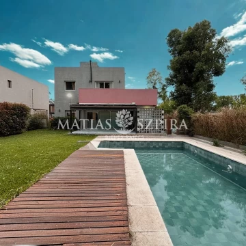 Casa en venta álvarez Del Bosque 5 ambientes