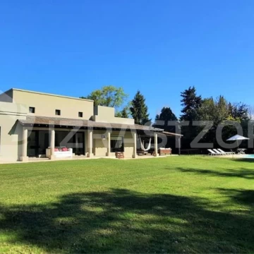 Casa en venta en Altos de Pilar, desarrollada en una planta con gran jardín
