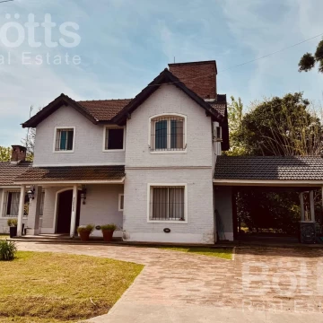 Venta de Casa en el Barrio de las Rosas III-Villa Rosa-Pilar