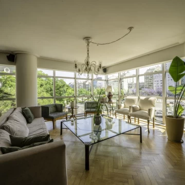 Hermoso living comedor vidriado sobre 9 de Julio – Luz, Categoría, 2 cocheras y Seg. 24 hs.