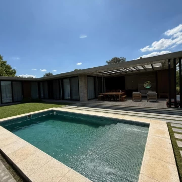 Venta Casa 3 ambientes con pileta, losa radiante, parrilla - Lote 1500m2