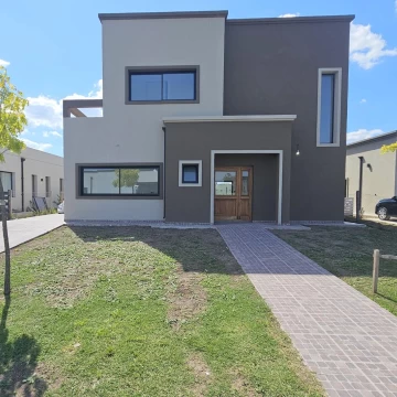 Casa en venta en B°C° San Pablo- Pilar . 4 habitaciones    Escritorio . A estrenar