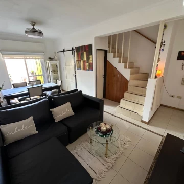 VENDE hermoso duplex ubicado sobre Avenida Moreno 268