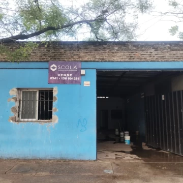 Importante Galpón con posibilidad de oficinas y/o salón. A metros de Segui y Avellaneda.