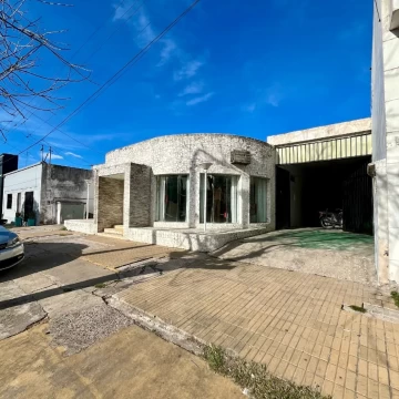 VENTA  amplia propiedad en Alberdi 690