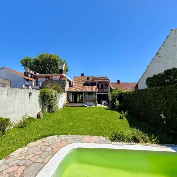 Venta casa 4 ambientes con jardín y pileta en Olivos