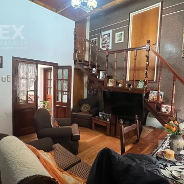CASA EN VENTA EN BOEDO. AMPLIA Y LUMINOSA. Muy buen estado, OPORTUNIDAD!
