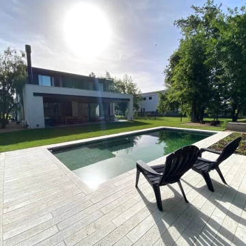 Casa en alquiler temporario en Azzurra, Pilar 4  dorm, jardin y pileta
