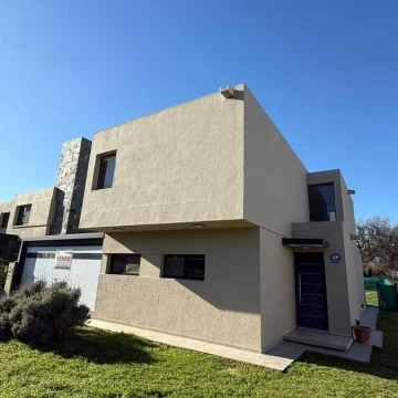 Venta - Casa de 3 dormitorios en Villa Catalina, Rio Ceballos