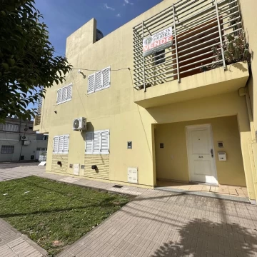 VENDE amplio departamento ubicado en Rivadavia 345