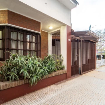 Casa  de 5 Amb  C/Coch, Pileta, Quincho c/ Parrilla, Jardín,3 Baños .230 m2 Totales. _Saavedra_