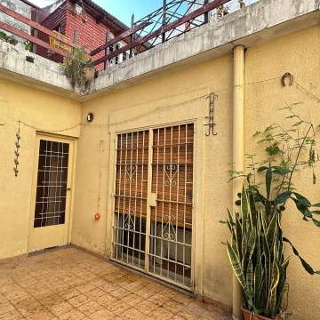 Casa sobre lote ppio dispuesta en dos plantas garaje patio terraza. Dos unidades a la venta con entradas independientes 270m2 totales