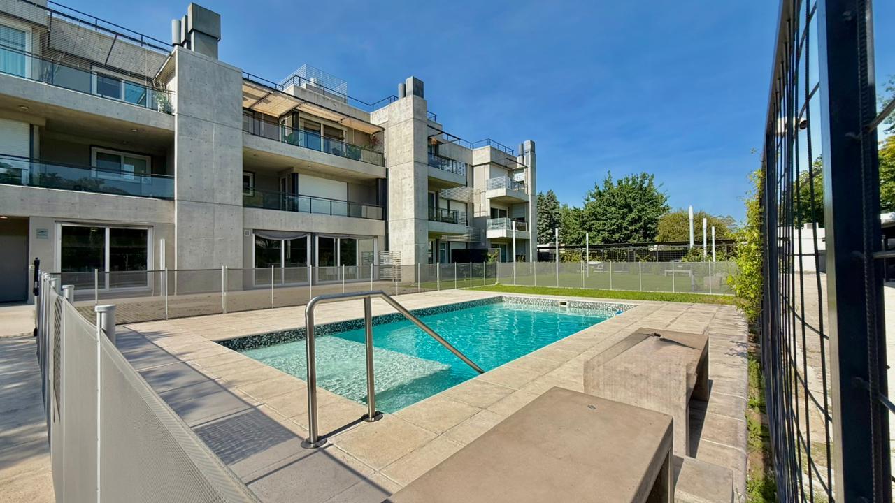 Departamento en venta de dos dormitorios con pileta Fisherton