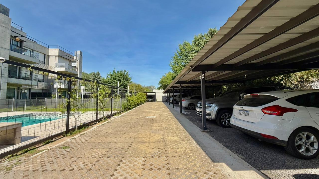 Departamento en venta de dos dormitorios con cochera Fisherton