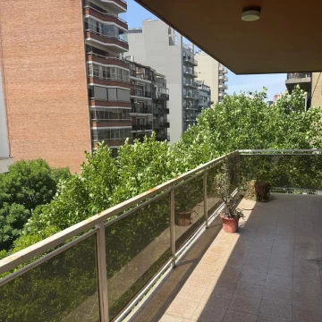 Departamento con balcón terraza a reciclar en Caballito 