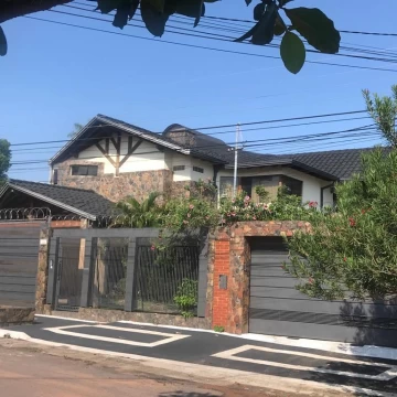 En venta residencia en Lambaré - 5 habitaciones, barrio Kennedy - USD. 450.000.-