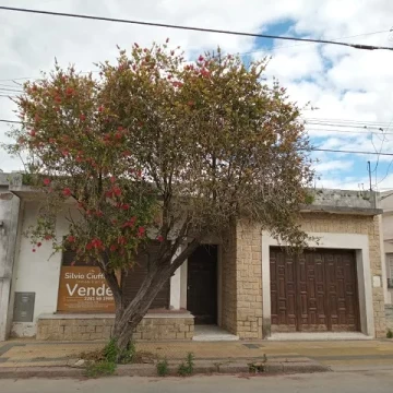 Oportunidad ! Casa en venta a refaccionar en excelente ubicación España c/ Bolivar, AZUL. a sólo u$s 43.000 L.G. !!!!