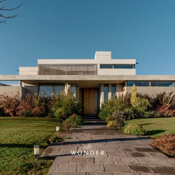 Exclusiva Casa Moderna con Vistas Al Golf/ 4 Habitaciones + Quincho y Pileta - La Vacherie