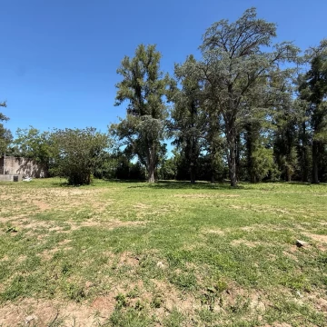 terreno arbolado en venta en lujan sobre Av. Julio a roca con financiación