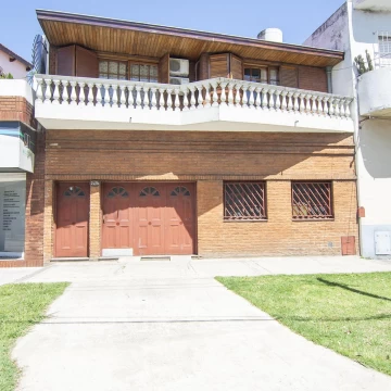 Casa al Frente con Garage   Taller | 3 Dormitorios | Parque | Instalaciones a Nuevo |