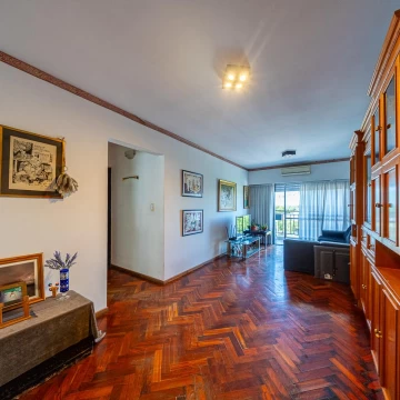 Amplio departamento de 2 dormitorios y 4 ambientes ubicado en barrio Echesortu