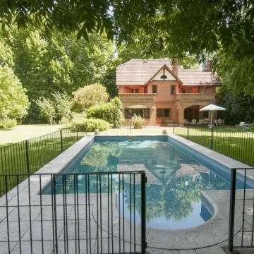 Casa con gran jardin y pileta -  Lomas Schoenstatt