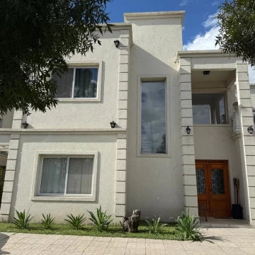 Casa en  Venta 4 dormitorios Barrio Santo Tomas Pilar