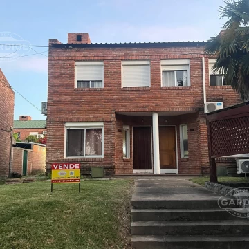 Venta de casa de 3 dormitorios y garaje.
