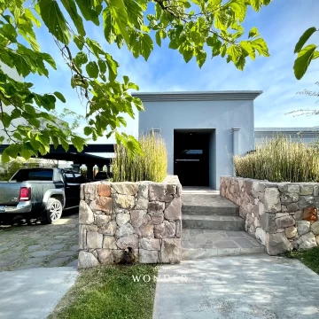 Casa de 3 Habitaciones con Vistas a Cerros y Valle - Barrio Laderas Chacras