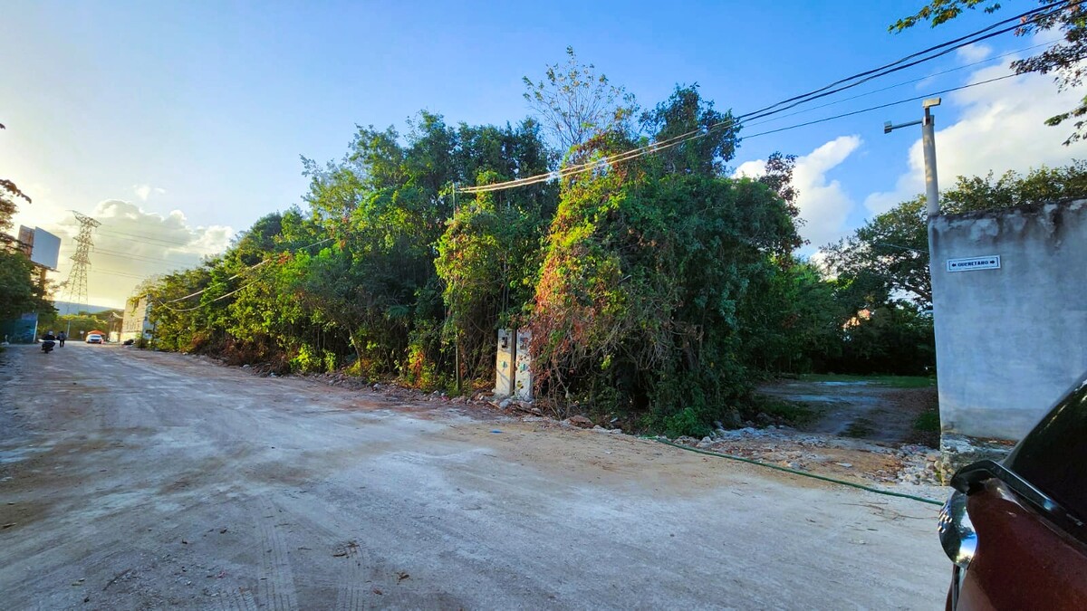 EN VENTA TERRENO AVENIDA HUAYACAN CANCUN