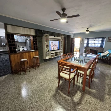 Espectacular casa en venta en Granadero Baigorria de dos plantas con jardin y pileta