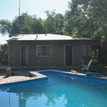 Casa con pileta en Pueblo Esther  en Venta