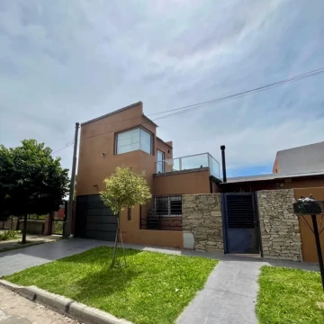 VENTA HERMOSA CASA - VOLTA 1602 BARRIO YAGUARON