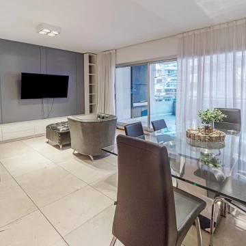 Venta Departamento 4 ambientes Belgrano con balcón aterrazado con parrilla.  Patio propio