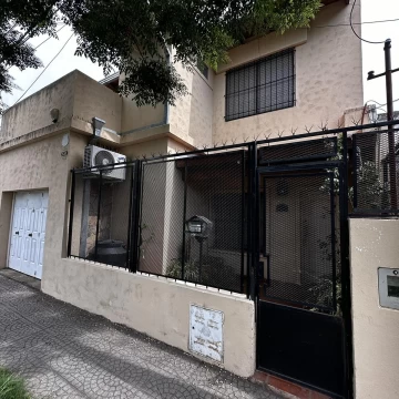 Casa 3 Dormitorios, fondo verde, piscina - Belgrano