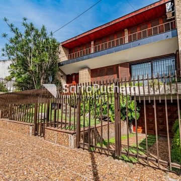 Venta Casa 6 ambientes con parque y piscina en Ramos Mejía Sur.