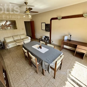 Venta de 4 ambientes, luminoso, frente a Plaza, bajas expensas, ascensor, Villa del Parque