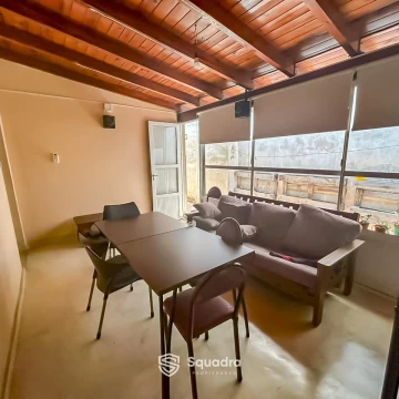 VENTA  - Casa única de pasillo, con patio y parrillero - Barrio Tablada, Rosario. APTA CRÉDITO.