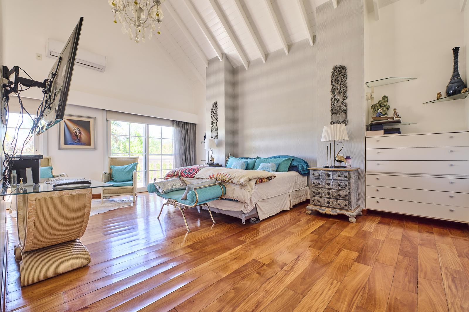 Dormitorio principal en suite con gran baño y dos vestidores