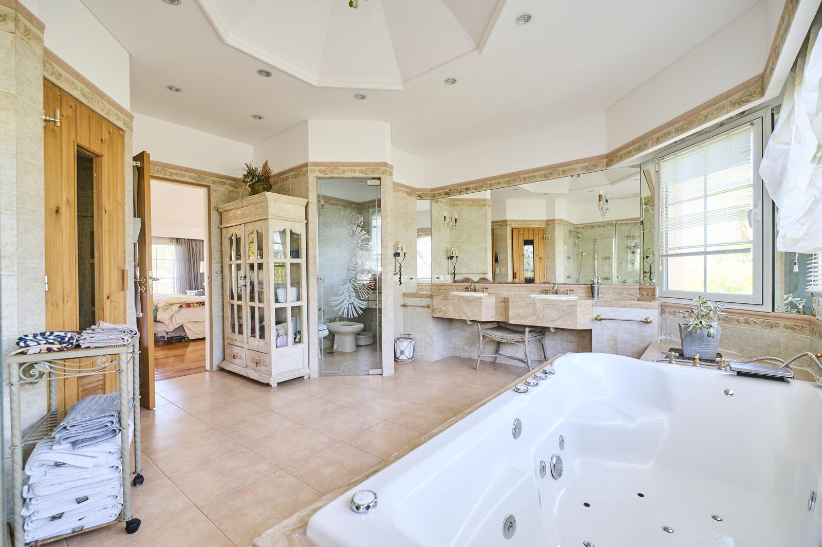 Baño principal con jacuzzi y ducha