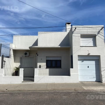 Casa en venta de 4 dormitorios con piscina y barbacoa