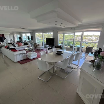 Venta  -  Excelente unidad de 4 dormitorios mas servicio, palier privado y 2 cocheras