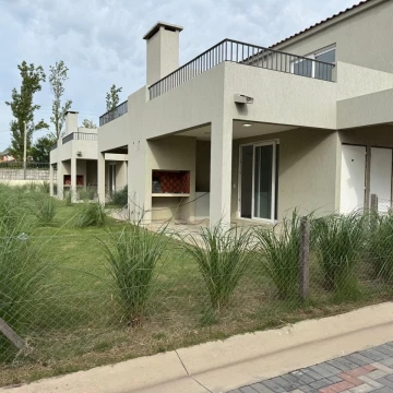 Casa 3 dormitorios en Pilar con jardin y amenities