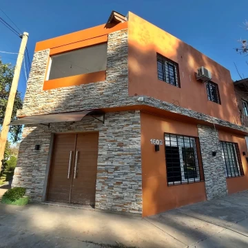 VENTA propiedad ubicada en esquina en B Yaguaron