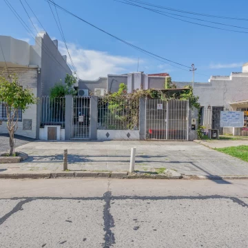 Casa en venta. 5 ambientes en Sarandí.