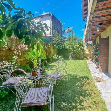 VENTA | PERMUTA - Casa de 3 dormitorios con cochera y patio verde - Fisherton.