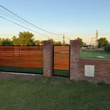 Amplio terreno con piscina en Punta Chacra, Roldán