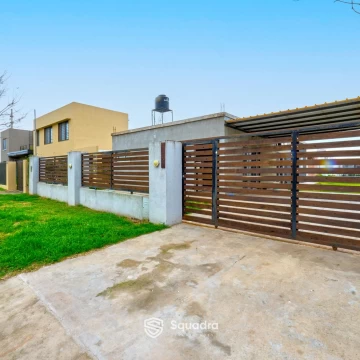 VENTA | PERMUTA - Casa de 2 dormitorios con cochera y pileta. - Punta Chacra, Roldán. APTO CRÉDITO.