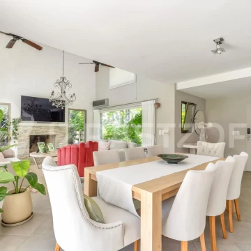 Casa a la venta en lote central arbolado, de estilo moderno